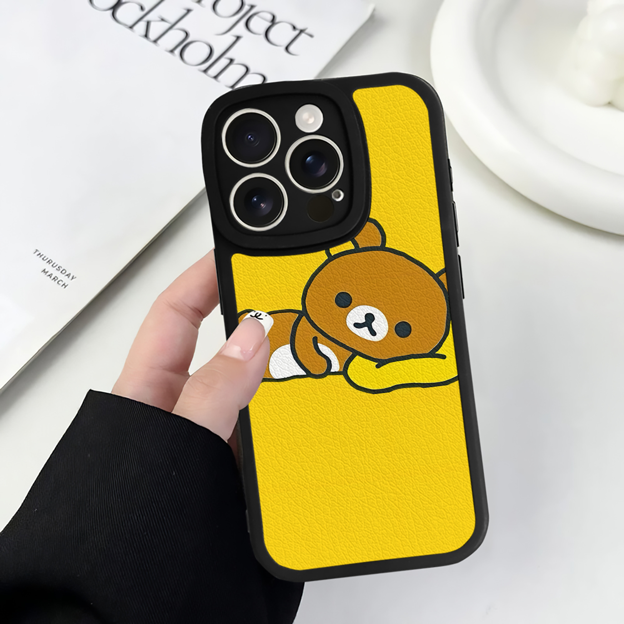 （画像用） リラックマ リラックマ キイロイトリ Rilakkuma Korilakkuma Kiiroitori 【iPhone 16シリーズ対応】シリコンスマホケース（レザー調） 材質：シリコン